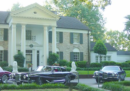 Stutz in front of Elvis' mansion